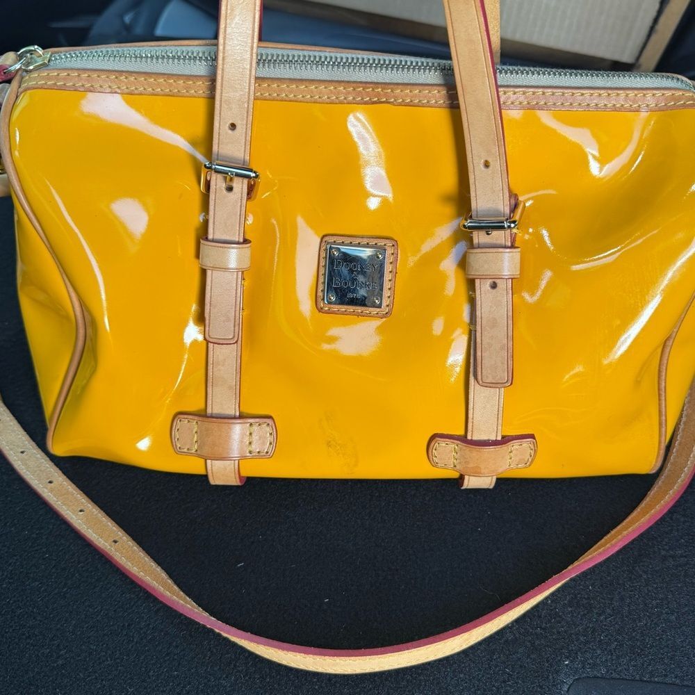 Vintage Dooney & Bourke Mustard Yellow Patent Leather Satchel Barrel. Adj straps - Picture 6 of 14